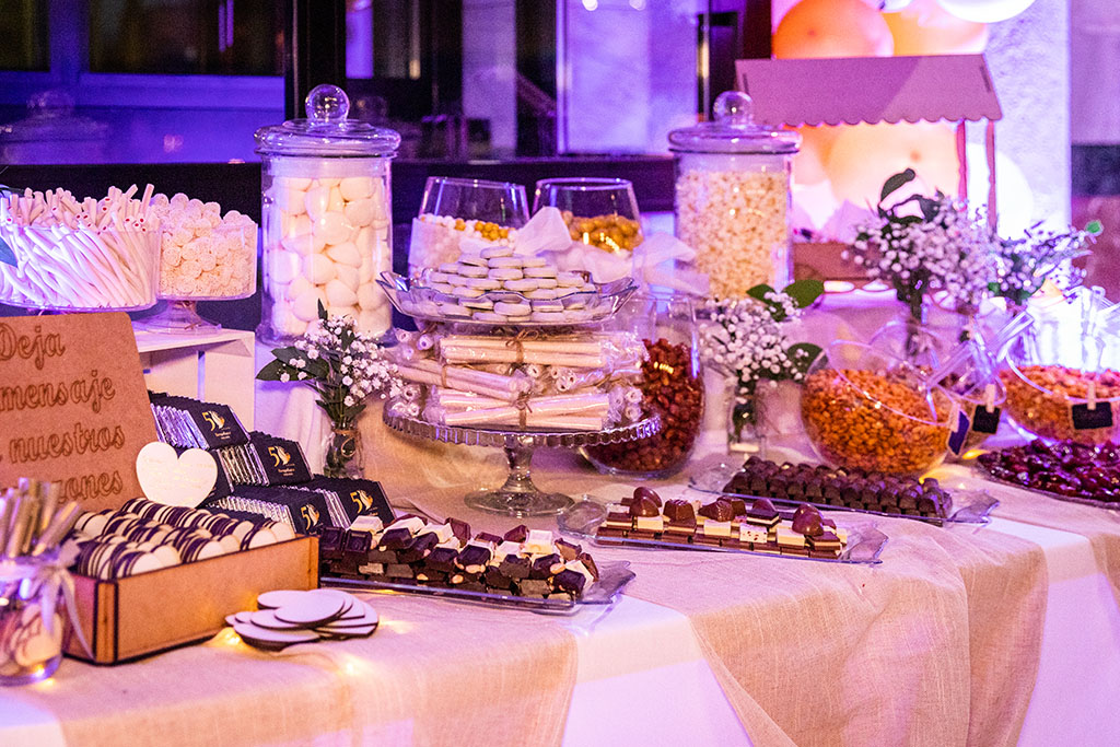 Mesa dulce para bodas preparada por Abades Catering