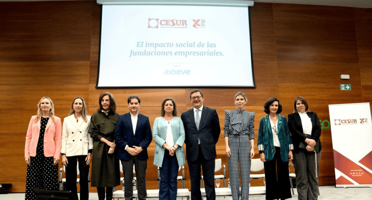 Participantes de la mesa redonda durante la jornada 'El impacto social de las fundaciones empresariales'. Sentados de izquierda a derecha: Teresa Mañueco, Regla Bejarano, Luis Prendes, Manuela Villena y Vanessa Jaklitsch