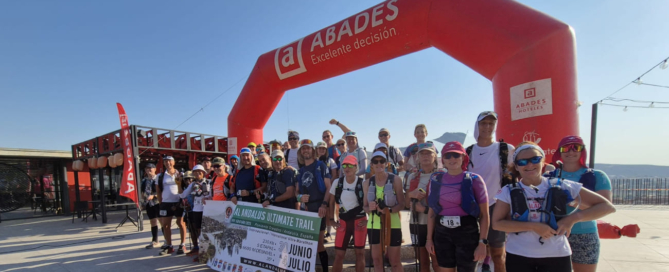 Participantes de la Al Andalus Ultimate Trail 2025 listos para afrontar una de las pruebas más exigentes del trail running europeo, rodeados de los paisajes únicos de Loja y su comarca.