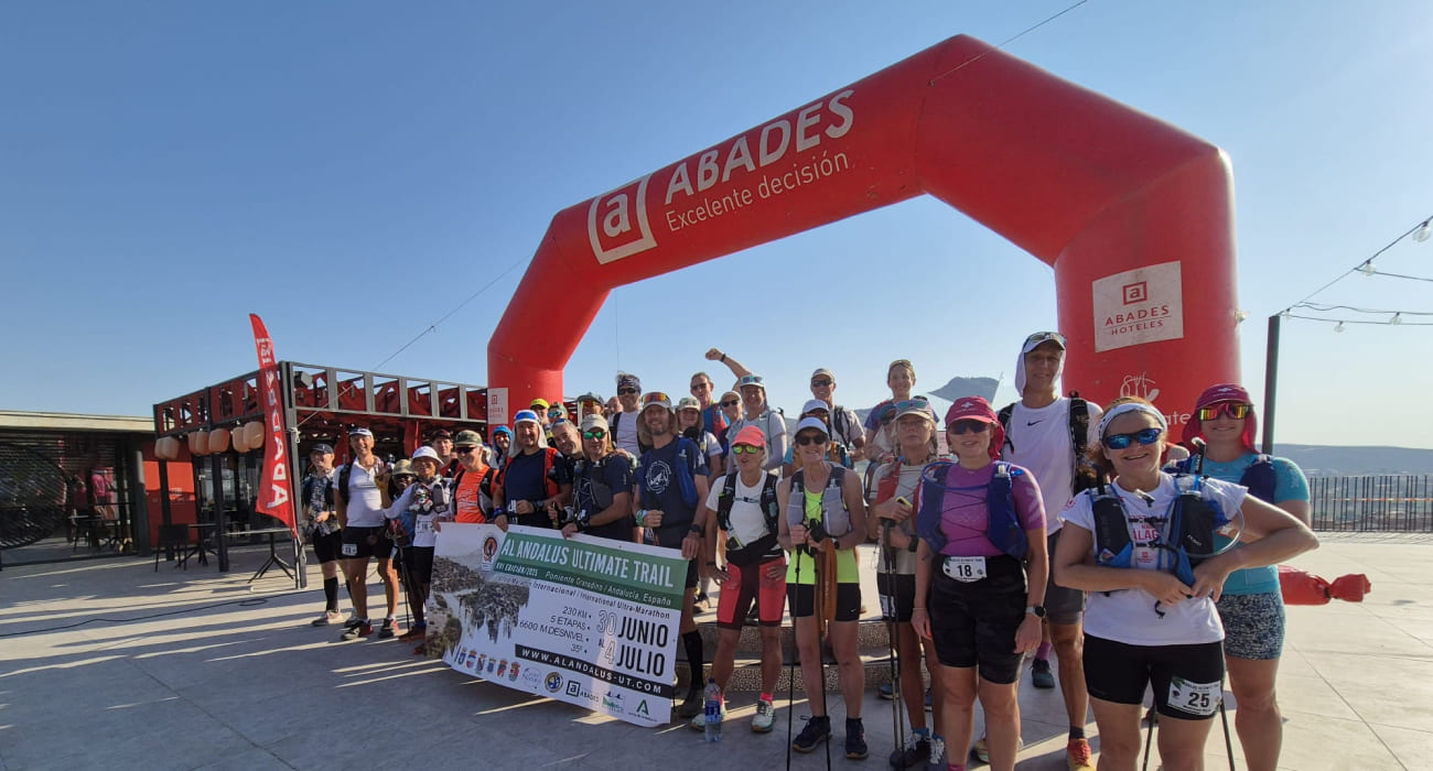 Participantes de la Al Andalus Ultimate Trail 2025 listos para afrontar una de las pruebas más exigentes del trail running europeo, rodeados de los paisajes únicos de Loja y su comarca.
