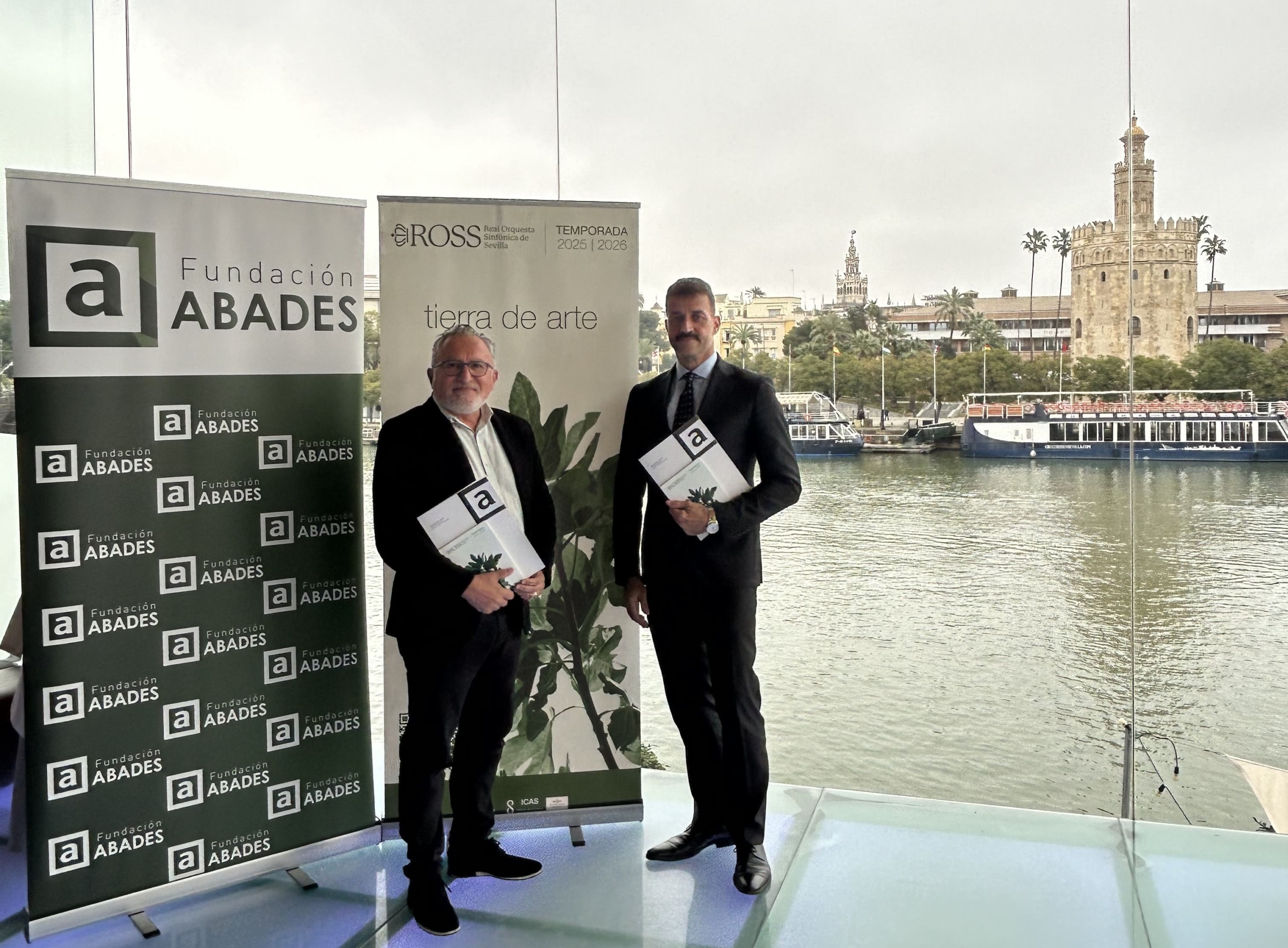 La Fundación Abades se suma al patrocinio de la Real Orquesta Sinfónica de Sevilla 4 La Fundación Abades ha firmado un acuerdo de colaboración con la Real Orquesta Sinfónica de Sevilla (ROSS) por el que se convierte en patrocinador oficial durante la temporada 2025/2026. La rúbrica del acuerdo tuvo lugar en Abades Triana Sevilla, en un encuentro institucional que refuerza la vinculación del Grupo Abades con la vida cultural andaluza. Una alianza con vocación cultural y social Este patrocinio forma parte de la labor de responsabilidad social corporativa de la Fundación Abades, alineada con los valores de cultura, formación y compromiso con Andalucía. Ambas entidades trabajarán conjuntamente durante 2026 en la difusión y apoyo de sus actividades, fortaleciendo el vínculo entre empresa y cultura. Compromiso con nuestra tierra Para Grupo Abades, referente hostelero y hotelero en Andalucía, esta colaboración supone un paso más en su apuesta por iniciativas que enriquecen el tejido social y artístico. Porque entendemos la hostelería no solo como servicio y excelencia gastronómica, sino como una forma de contribuir al desarrollo cultural de nuestra comunidad. Seguimos avanzando con la mirada puesta en el futuro y las raíces firmemente asentadas en Andalucía.