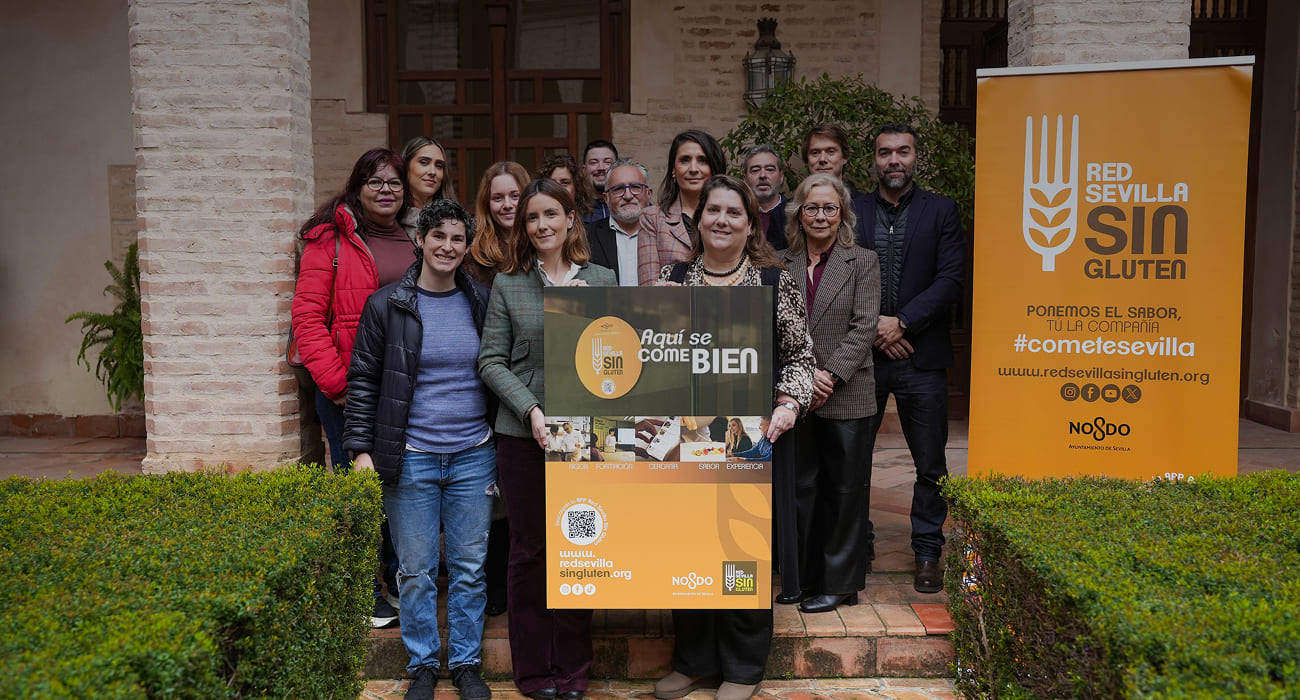 Equipo de Sevilla Sin Gluten junto al presidente de la fundación Abades Manuel de Medio