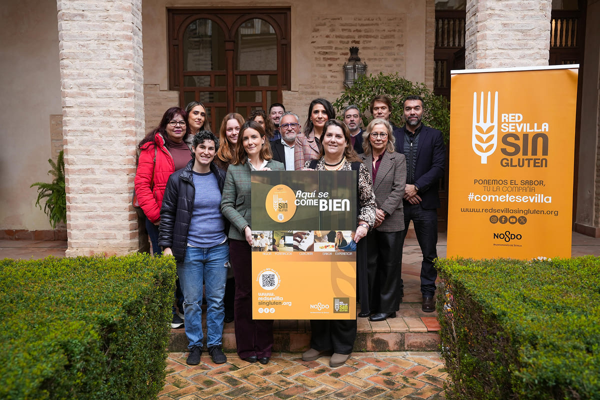 sevilla-singluten-grupoabades Equipo de Sevilla Sin Gluten junto al presidente de la fundación Abades Manuel de Medio
